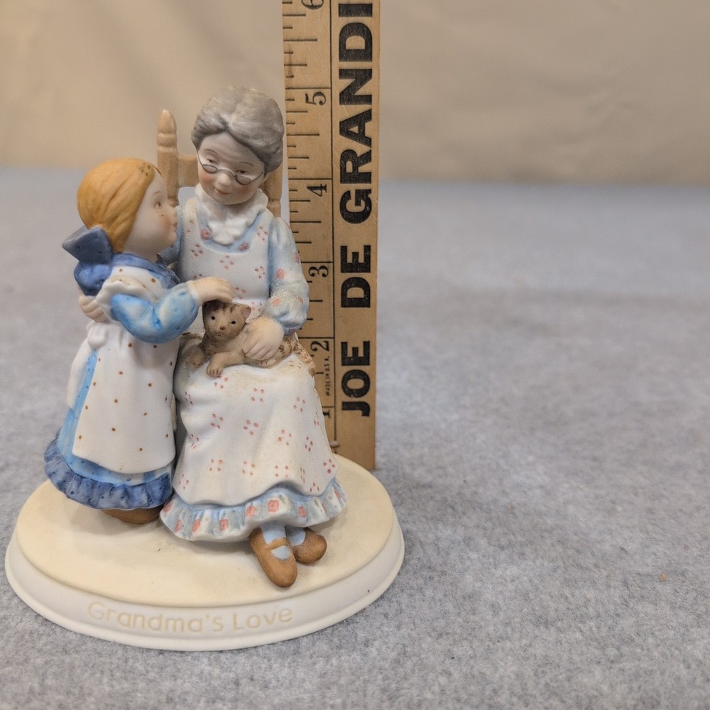 Holly Hobbie Grandmas Love Porcelain Figurine Limited Edition 1983 NA306 - Picture 4 of 5